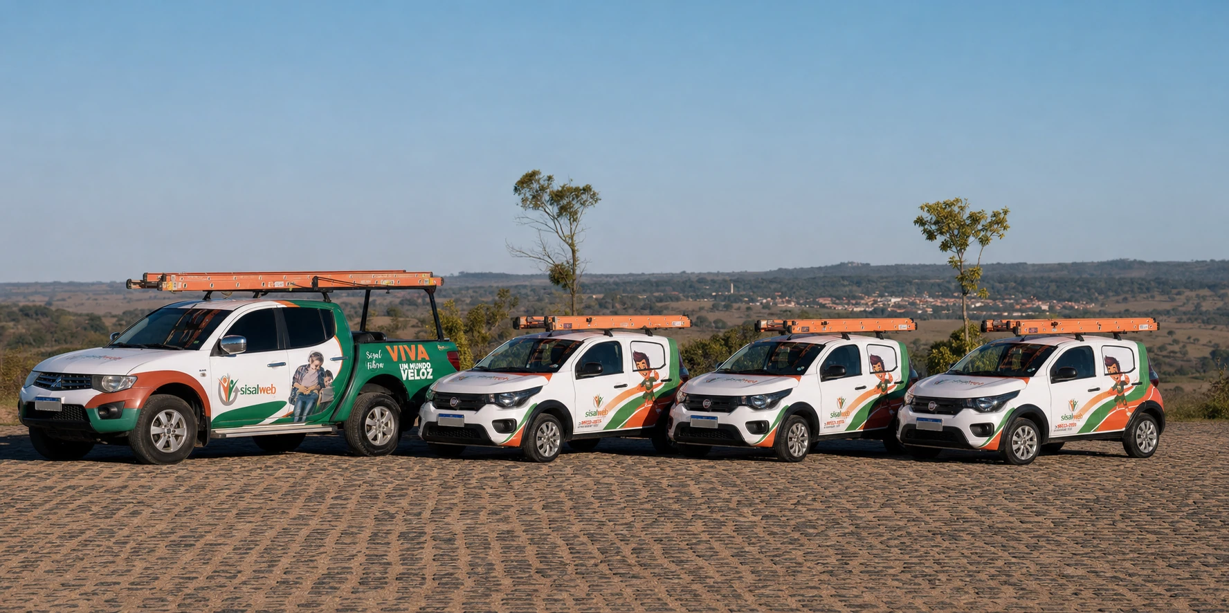 Frota da Sisalweb com Mitsubishi L200 Triton GLX 2015 e três veículos Fiat Mobi em uma área aberta da região sisaleira